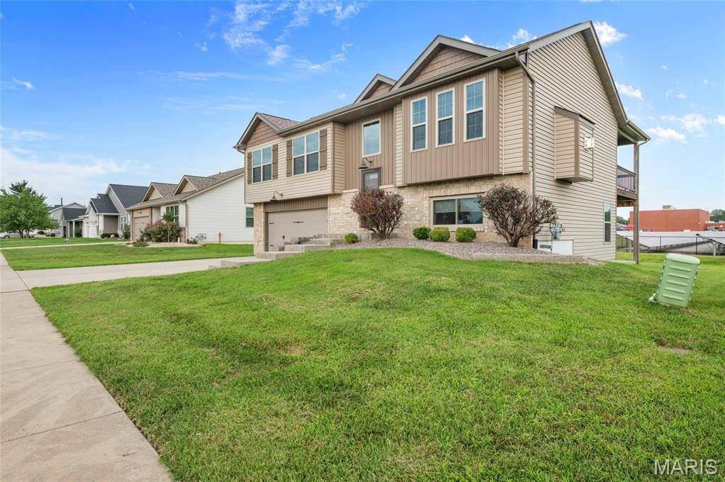300 Olyvia DR, St Jacob, IL 62281