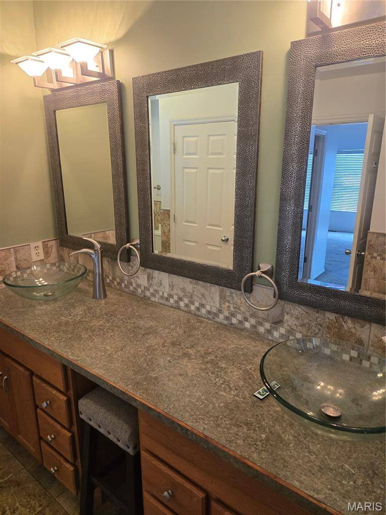 4139 Westminster PL, St Louis, MO 63108