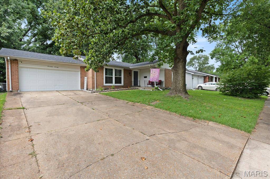 1770 Keeven LN, Florissant, MO 63031