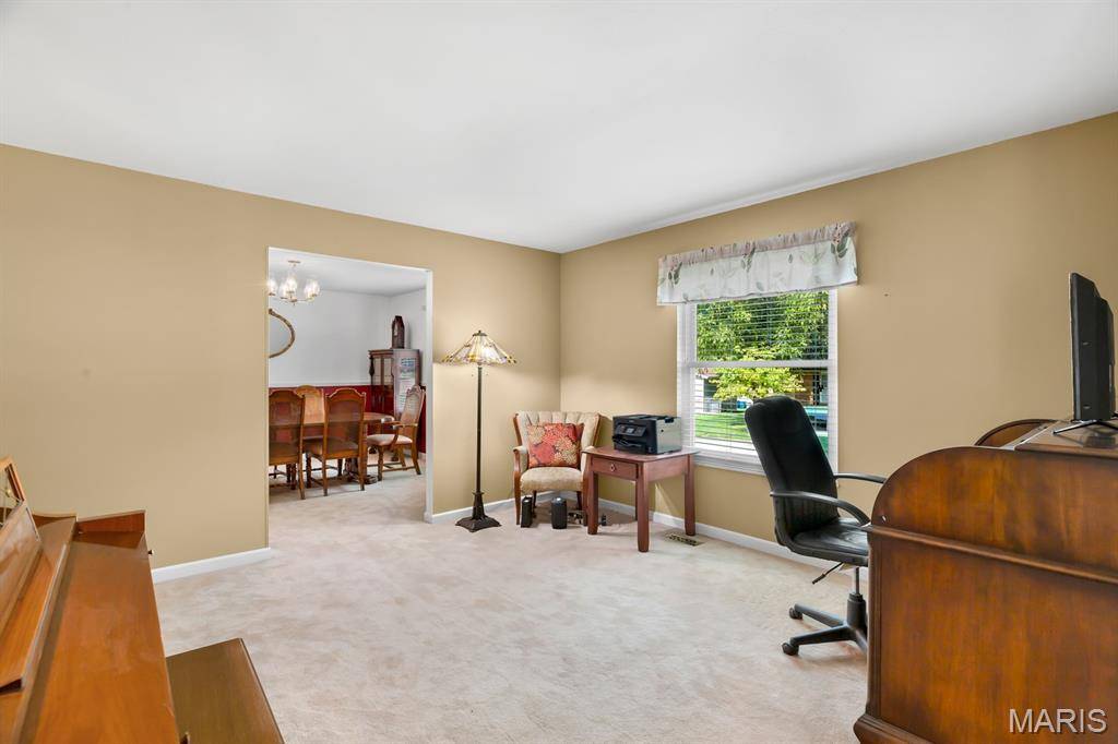 2424 Country Wood DR, Maryland Heights, MO 63043