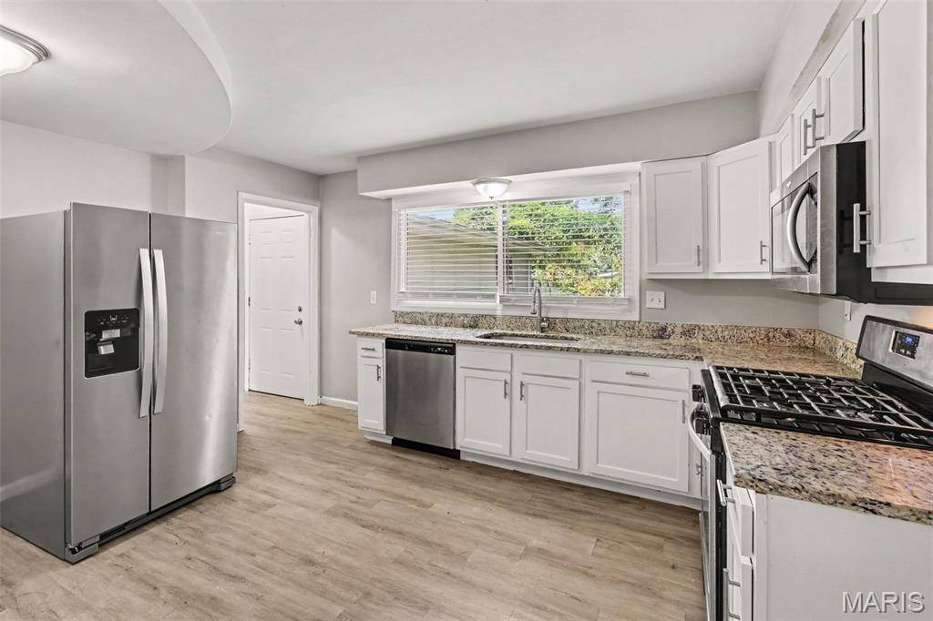 1405 Del Rey DR, Florissant, MO 63031
