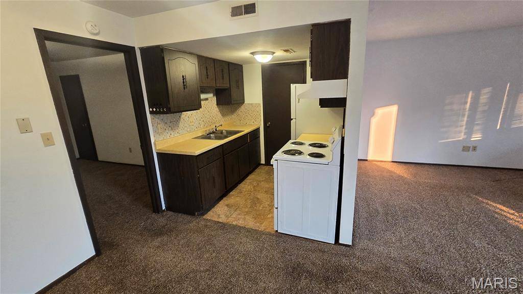 1911 E D ST #6, Belleville, IL 62221