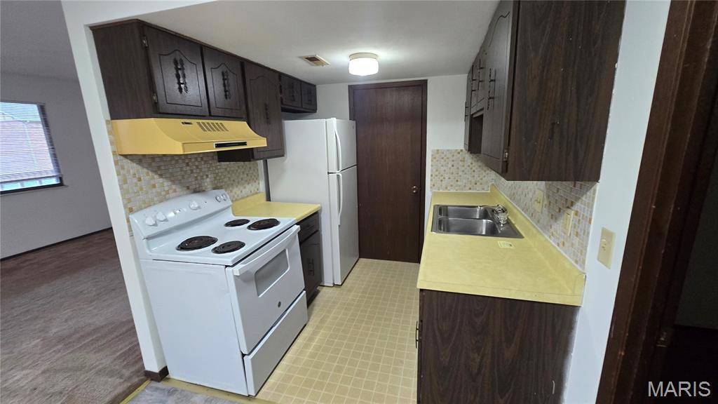 1911 E D ST #8, Belleville, IL 62221
