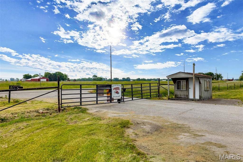 2149 E Frontage RD, Staunton, IL 62088
