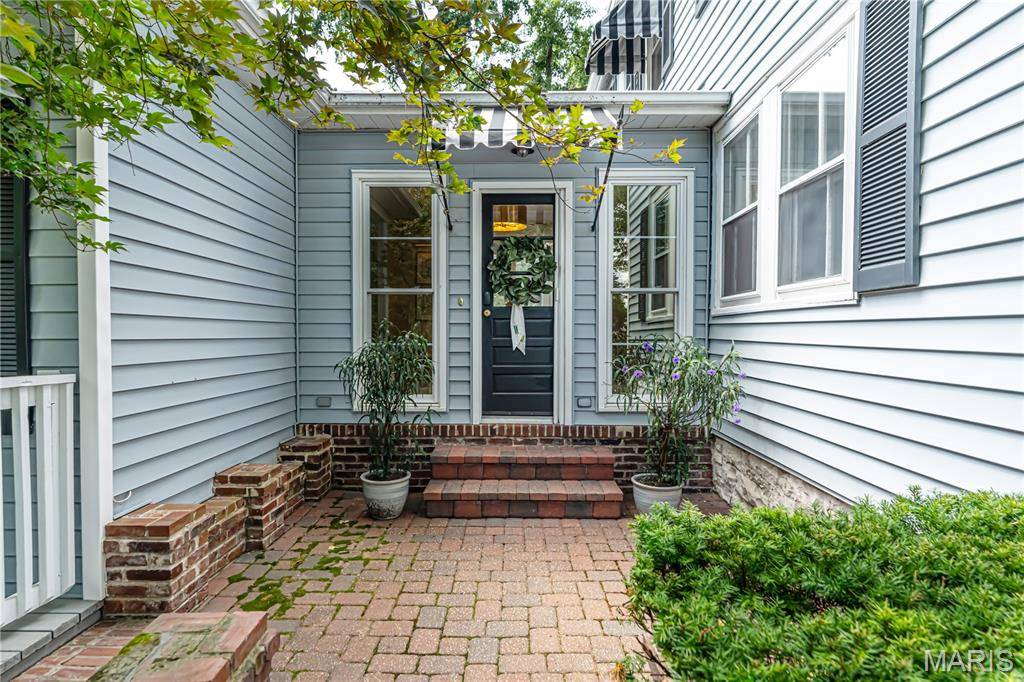 9242 Clayton RD, Ladue, MO 63124