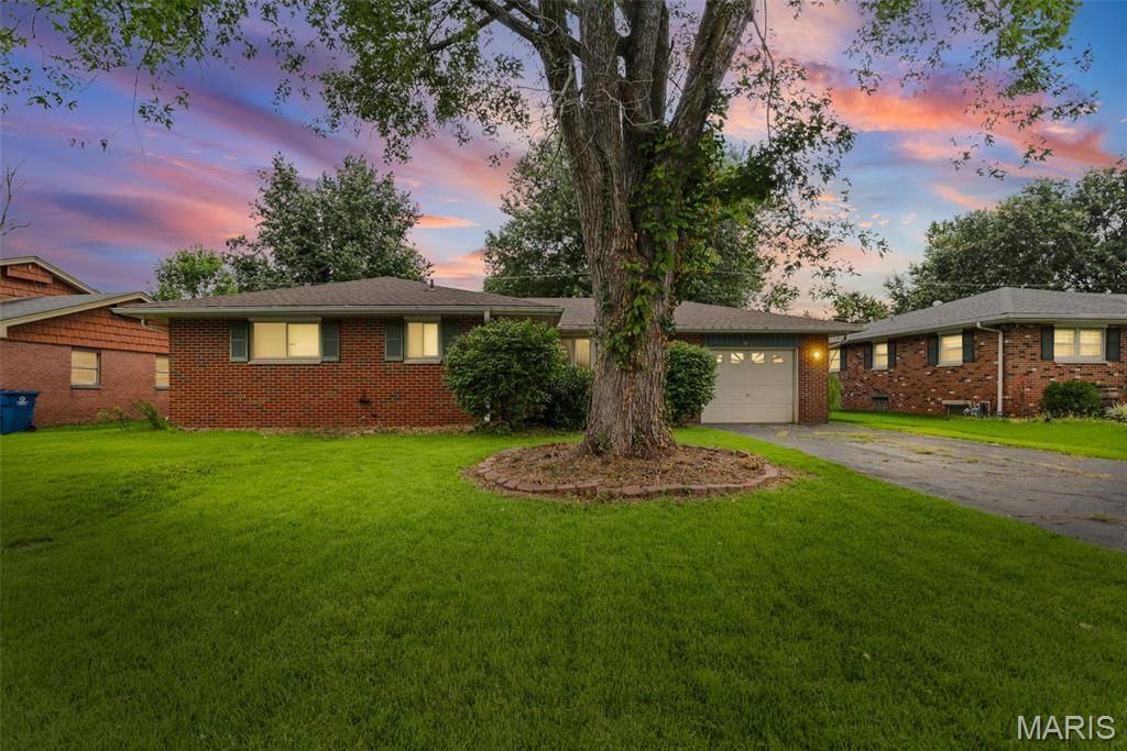 822 Amherst DR, East Alton, IL 62024