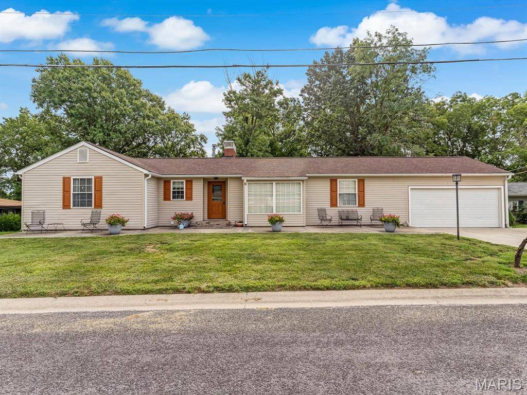 138 E Crestview DR, Columbia, IL 62236