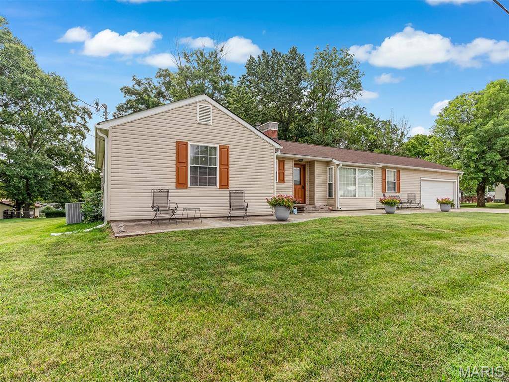 138 E Crestview DR, Columbia, IL 62236