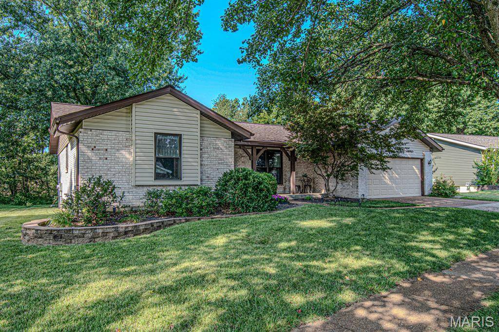 2812 Queen Bee LN, Oakville, MO 63129