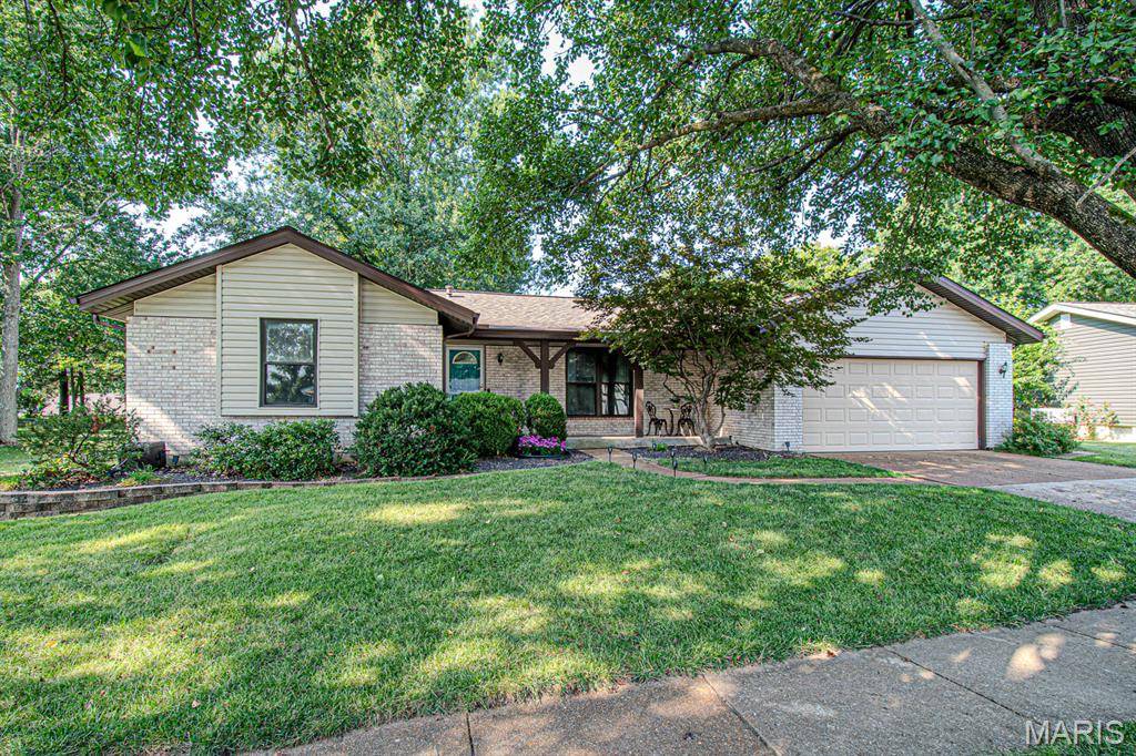 2812 Queen Bee LN, Oakville, MO 63129