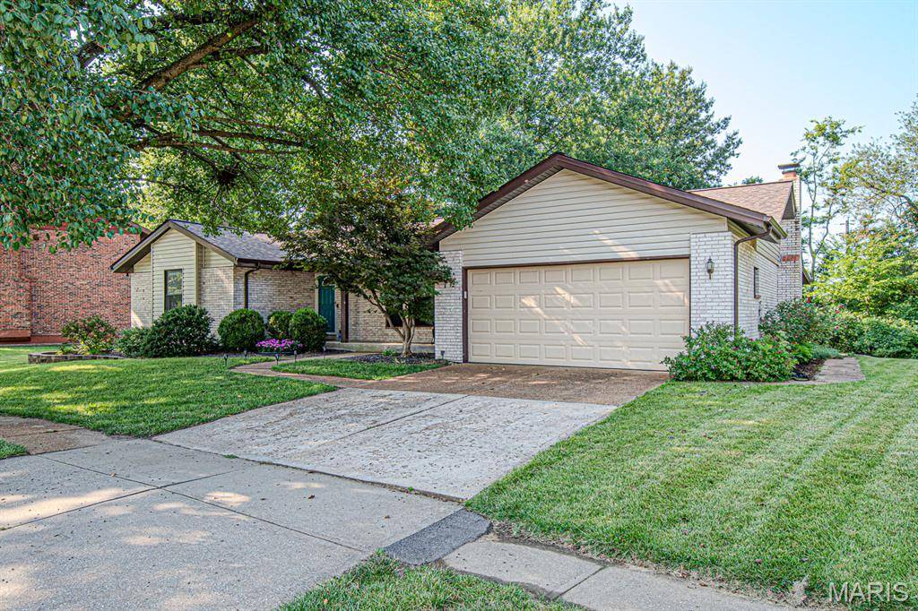 2812 Queen Bee LN, Oakville, MO 63129
