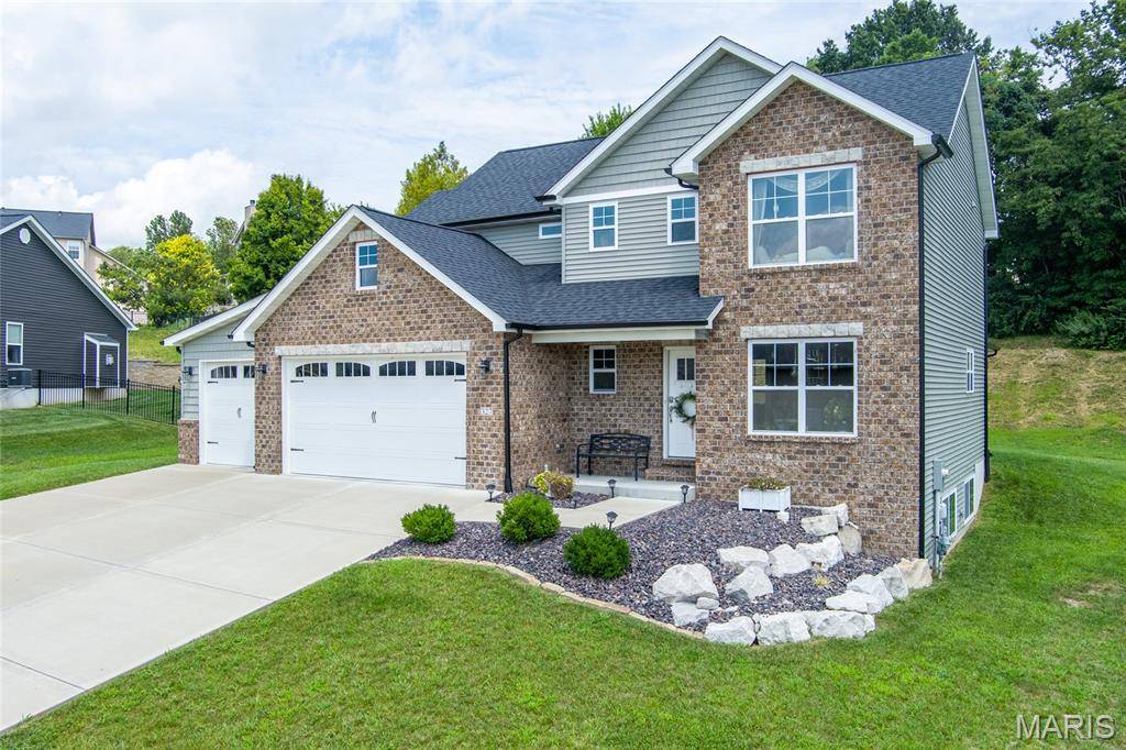 327 Star LN, Glen Carbon, IL 62034