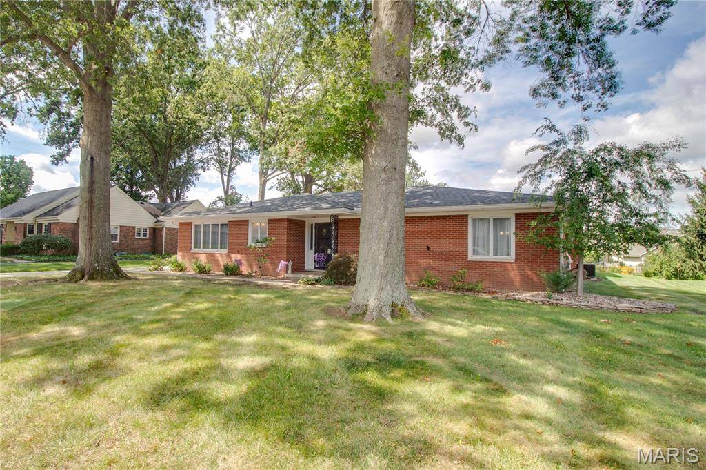 3212 Morkel DR, Godfrey, IL 62035