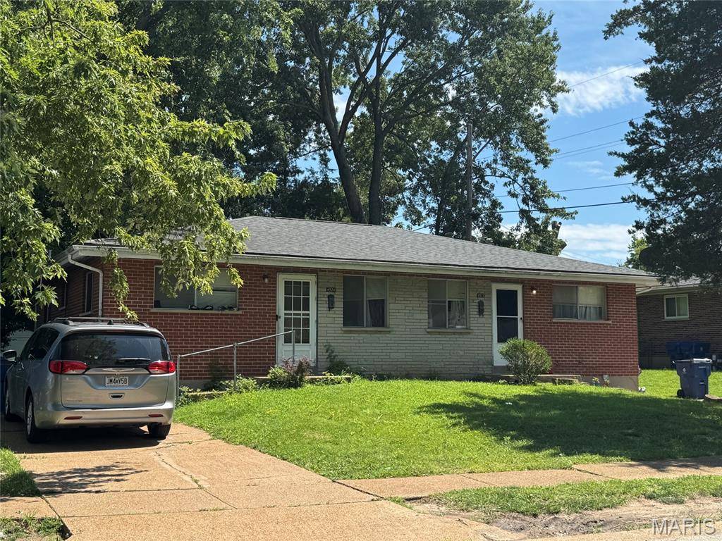 4522 Country LN, St Ann, MO 63074