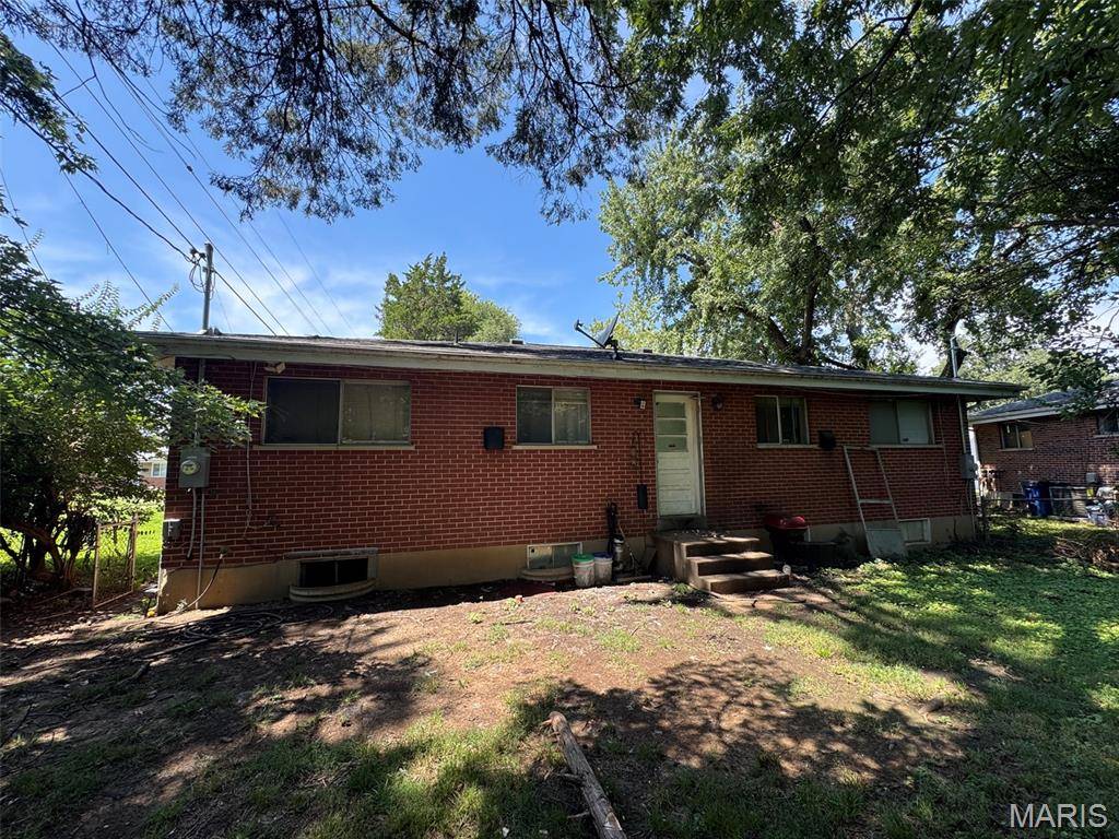 4522 Country LN, St Ann, MO 63074