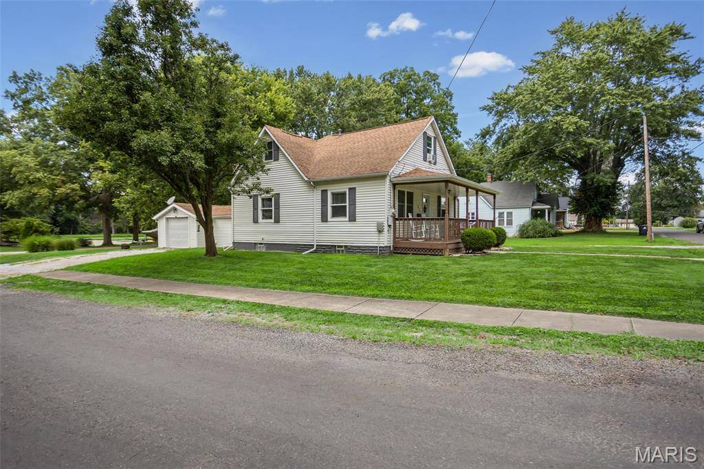 319 Quarry ST, Staunton, IL 62088