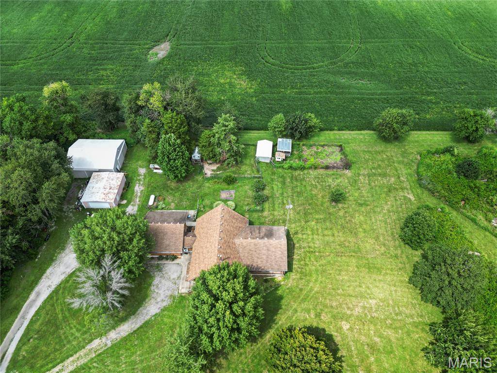 8301 N 23rd AVE, Raymond, IL 62560