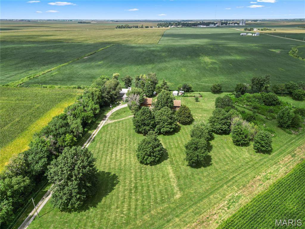 8301 N 23rd AVE, Raymond, IL 62560