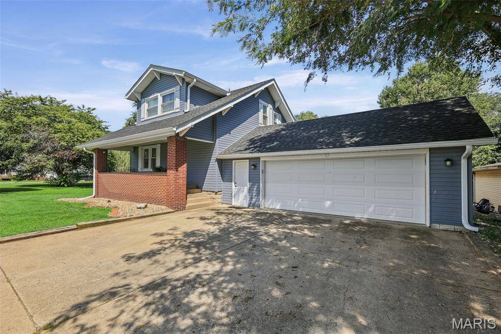 4825 Shady LN, Roxana, IL 62084