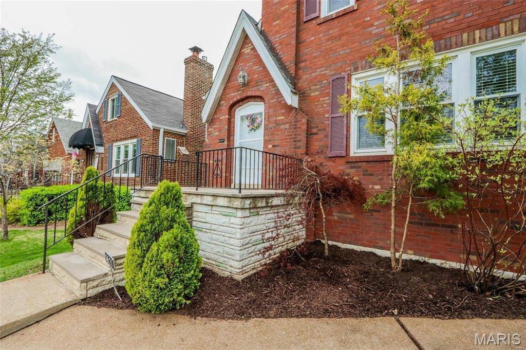 5621 Pernod AVE, St Louis, MO 63139