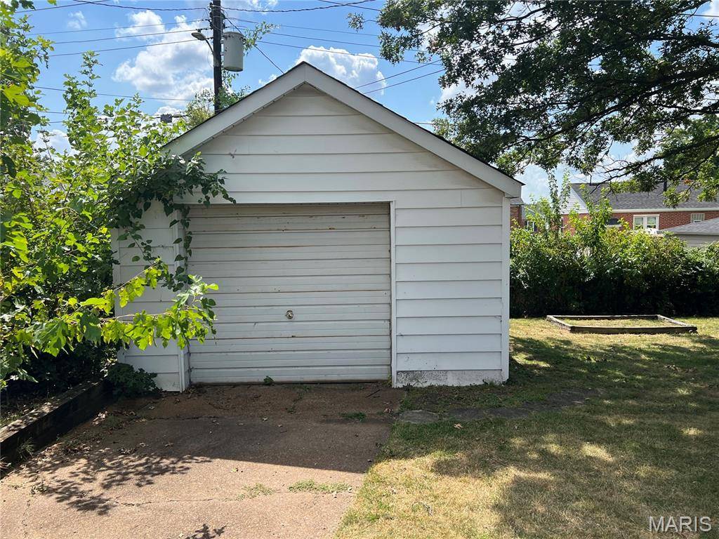4332 Sunshine DR, St Louis, MO 63116