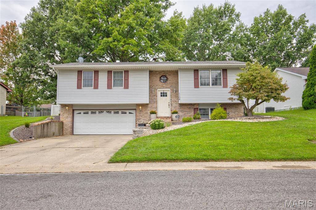 1104 Briarwood DR, Bethalto, IL 62010