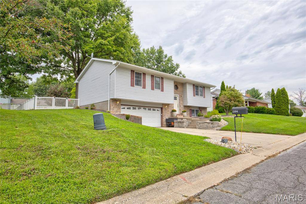 1104 Briarwood DR, Bethalto, IL 62010