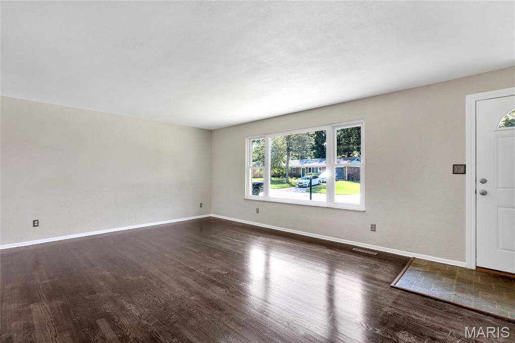 37 Briarwood DR, Belleville, IL 62223