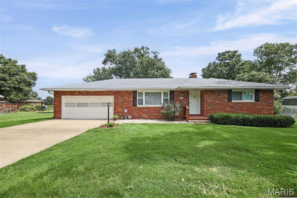 4803 Paris DR, Godfrey, IL 62035