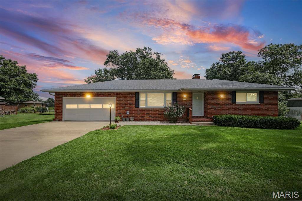 4803 Paris DR, Godfrey, IL 62035