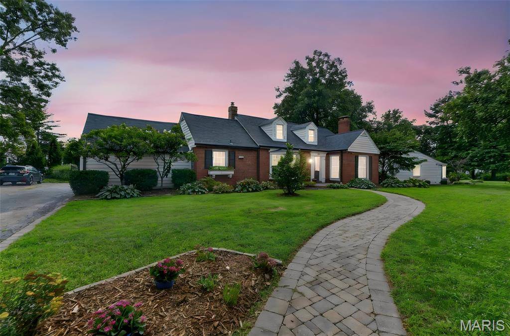 38 Tulip DR, Webster Groves, MO 63119