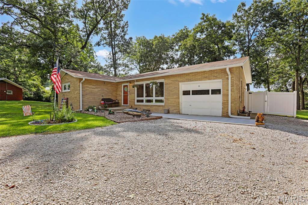 31 Briarwood DR, Hillsboro, IL 62049