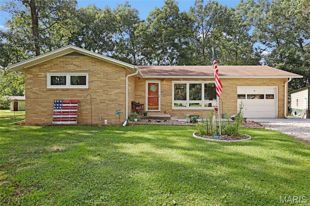 31 Briarwood DR, Hillsboro, IL 62049