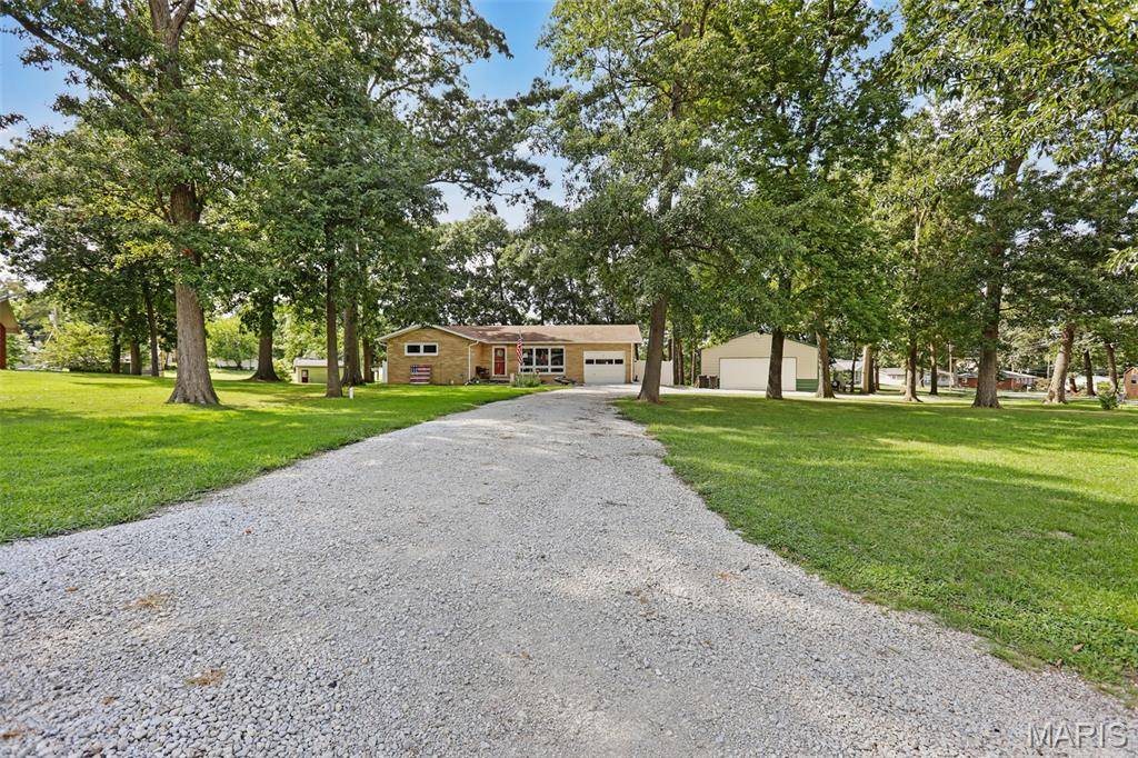 31 Briarwood DR, Hillsboro, IL 62049