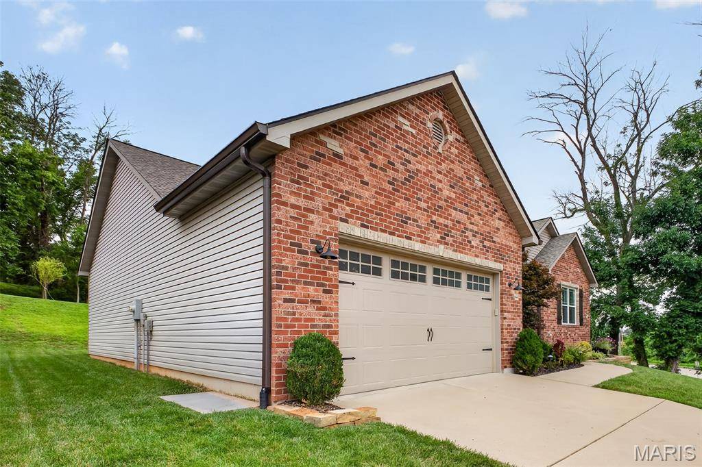 2334 Lakeshore DR, Columbia, IL 62236