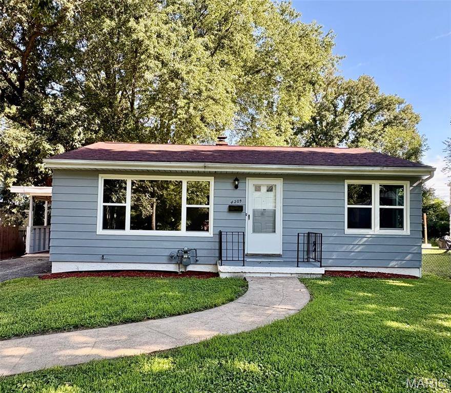 4209 Oak LN, Belleville, IL 62226