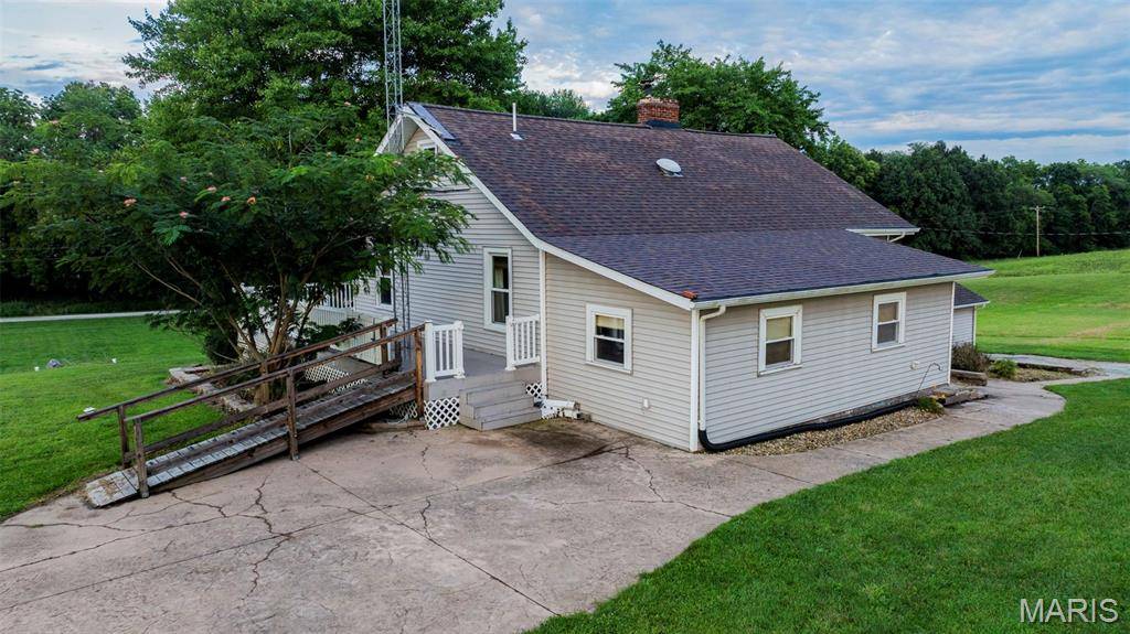 25159 E County Line RD, Waggoner, IL 62572