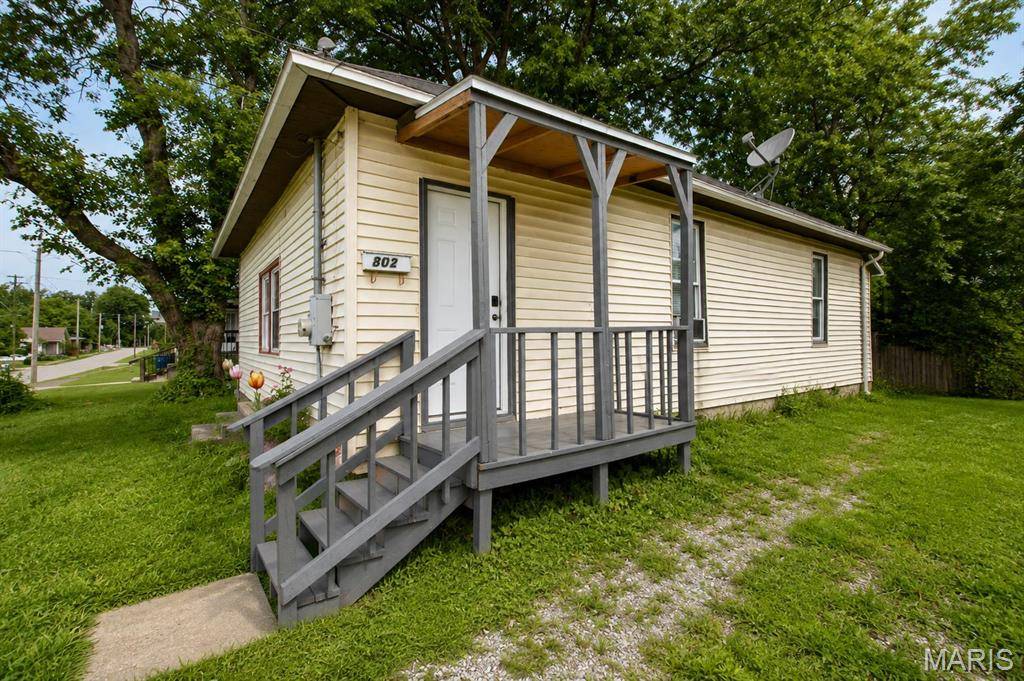 802 W 9th St, Johnston City, IL 62951