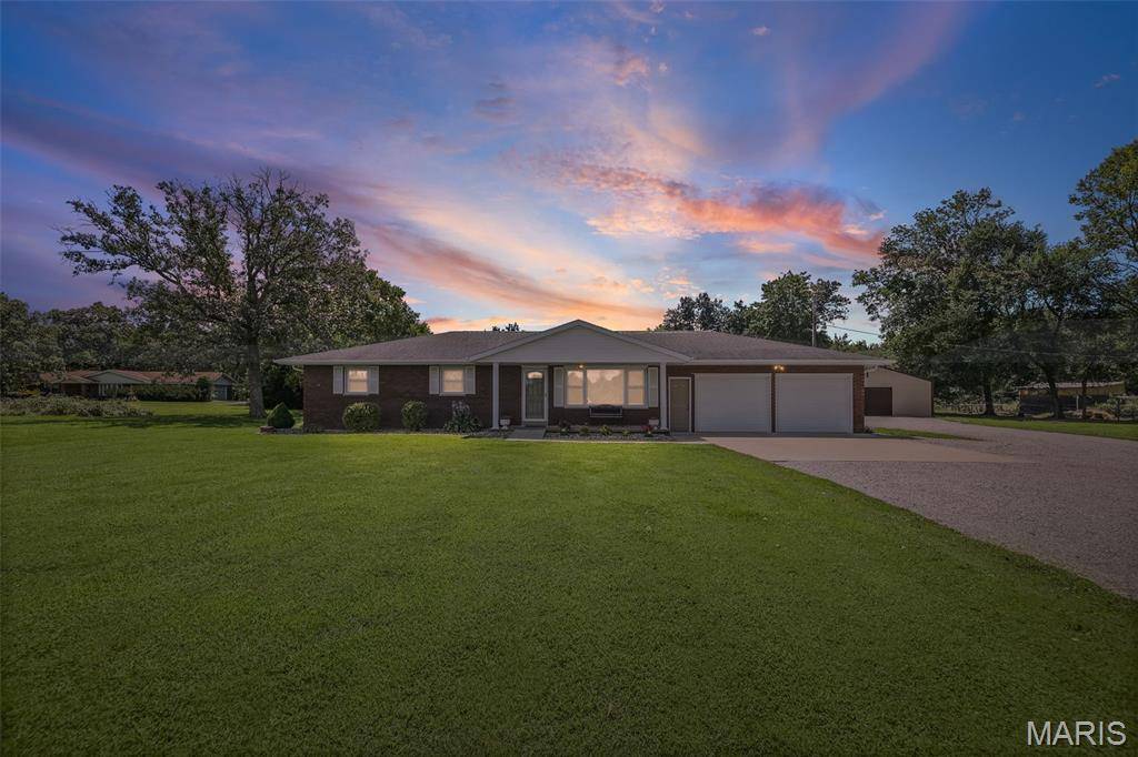 13906 Klaus Lake RD, Highland, IL 62249