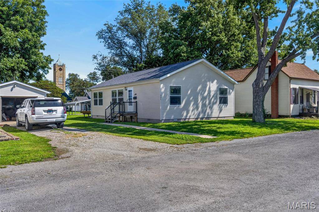 205 W Iowa ST, Trenton, IL 62293