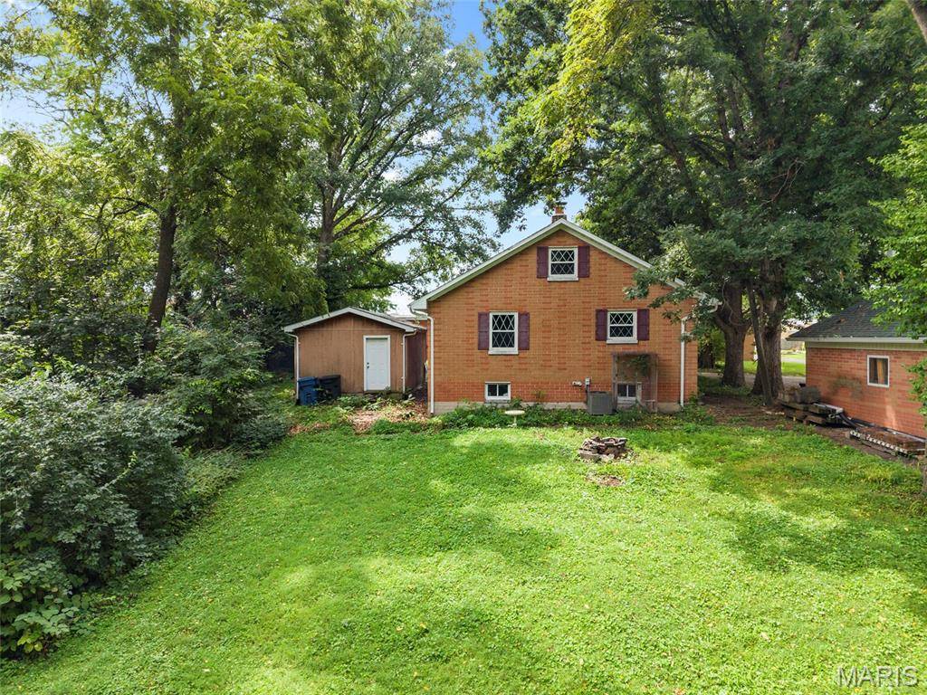 325 W North ST, Staunton, IL 62088
