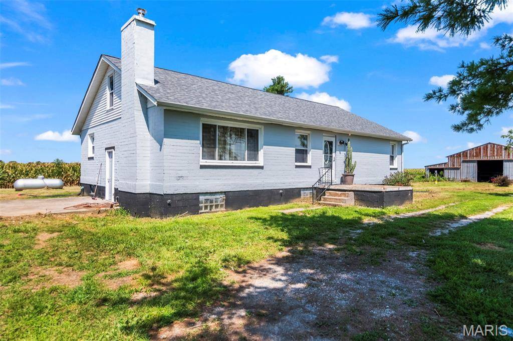 23946 Grosenheider RD, Litchfield, IL 62056