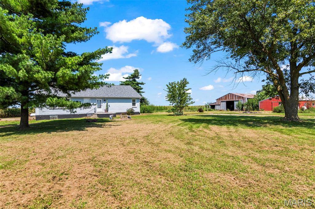 23946 Grosenheider RD, Litchfield, IL 62056