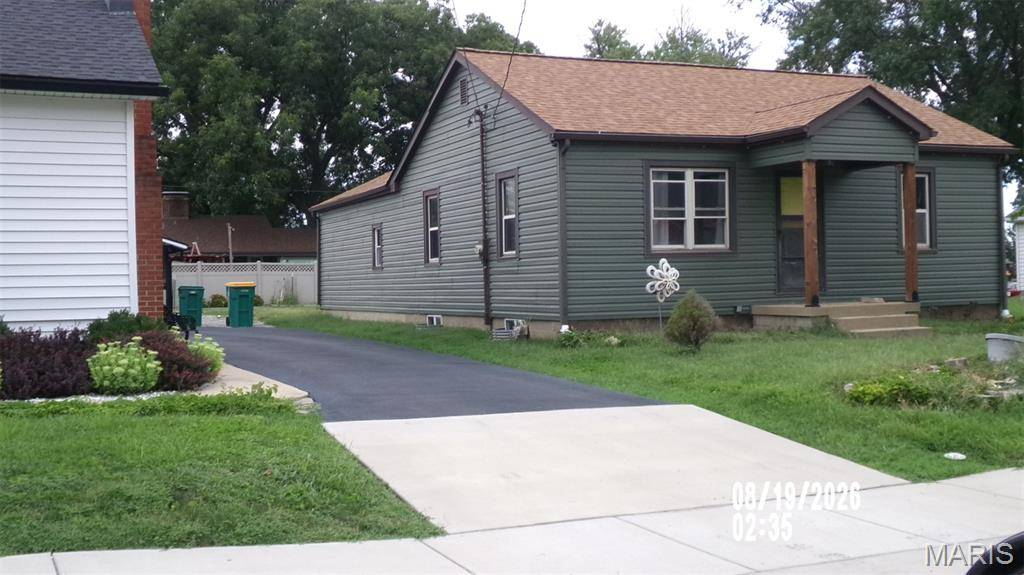 221 E Laurel ST, Millstadt, IL 62260
