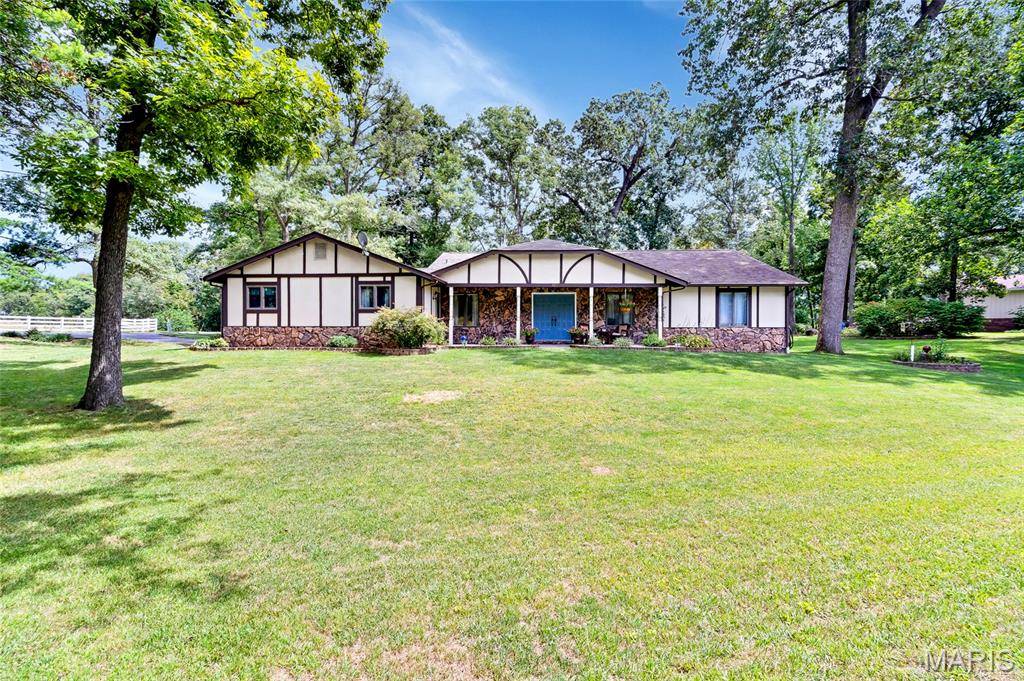 100 Lakewood DR, Columbia, IL 62236
