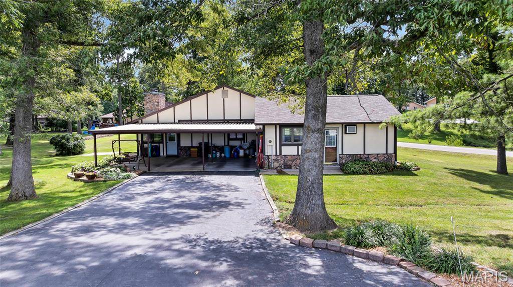 100 Lakewood DR, Columbia, IL 62236