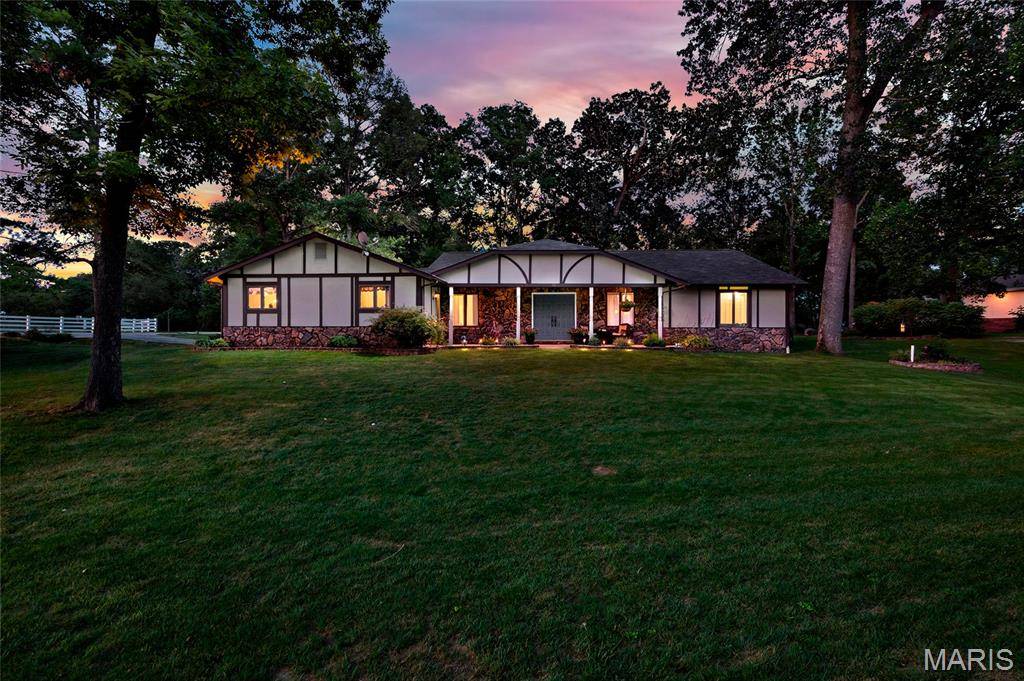 100 Lakewood DR, Columbia, IL 62236