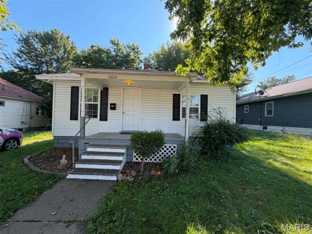 1202 N Madison ST, Litchfield, IL 62056