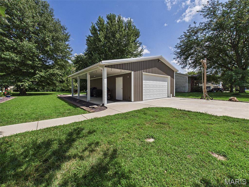 8504 Country LN, Troy, IL 62294