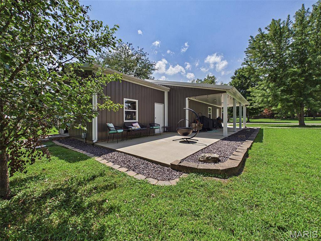 8504 Country LN, Troy, IL 62294